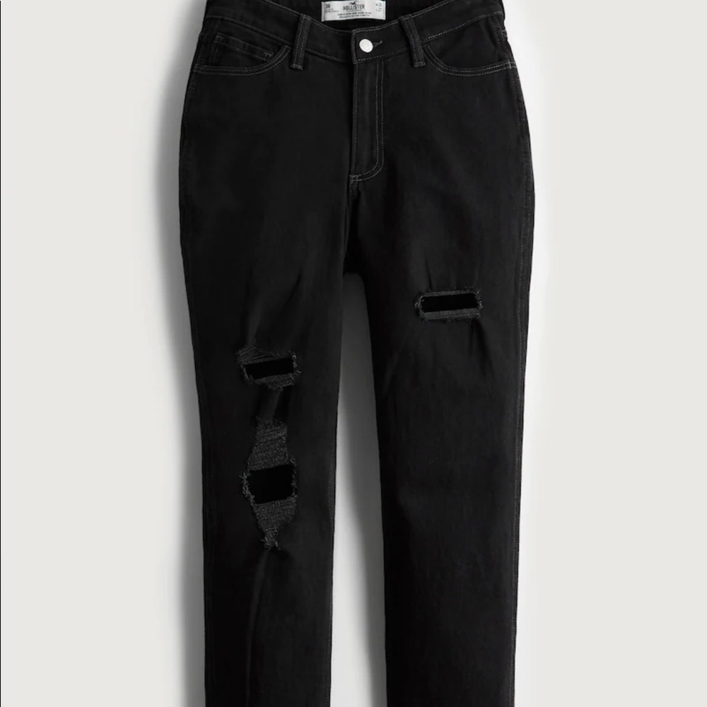 CURVY V-WAIST HIGH-RISE RIPPED BLACK MOM
JEANS. 7L (7 Long)